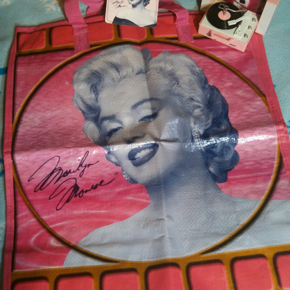 PLZ READ:Marilyn Monroe Ornament And Large Bag